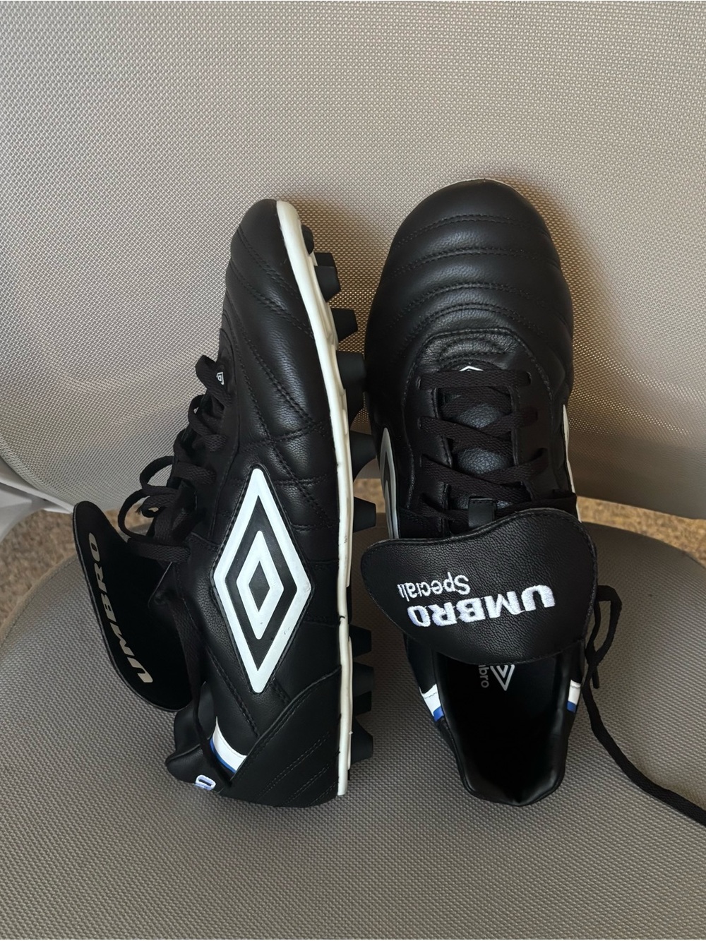 Umbro Black and White Men's Soccer Cleats with Fold-Over Tongue Size 12